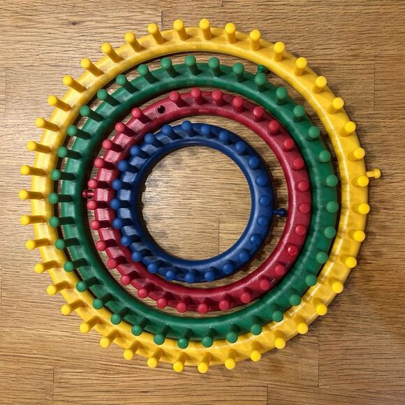 Round Knitting Set of 4 Crafting Looms - Picture 4 of 8